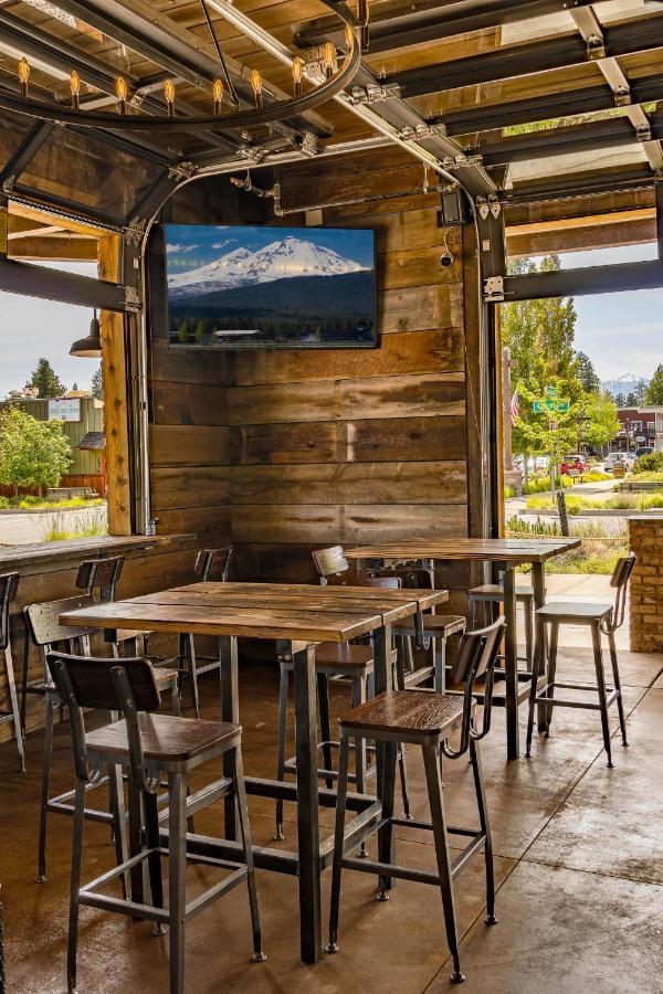Ski Inn Taphouse Hotel シスターズ エクステリア 写真
