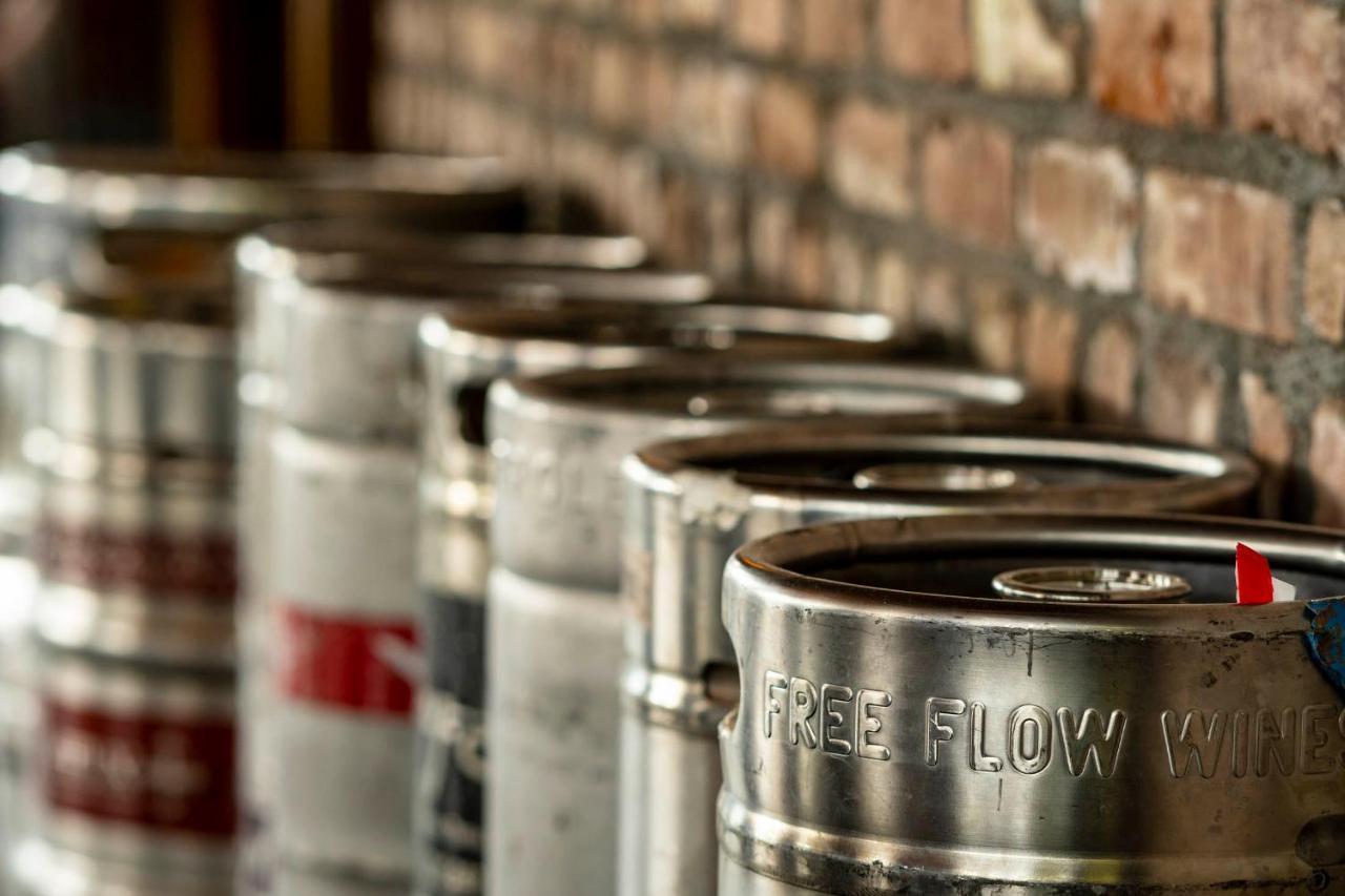 Ski Inn Taphouse Hotel シスターズ エクステリア 写真